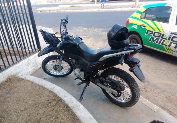 Os dois acusados trafegavam na motocicleta que havia sido roubada.