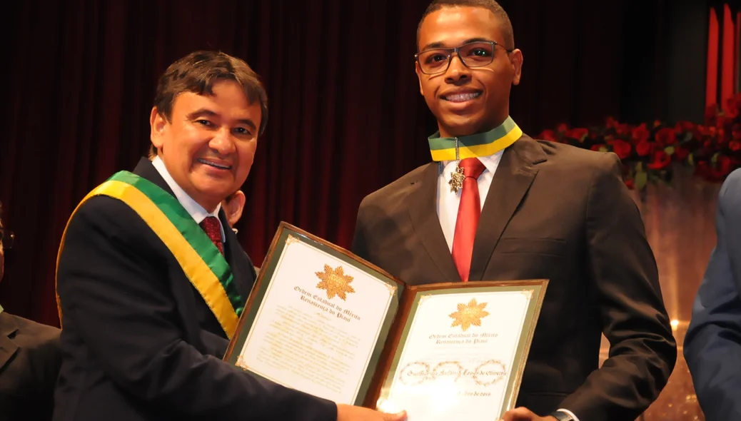 Wellington entrega medalha para  Guilherme Lopes