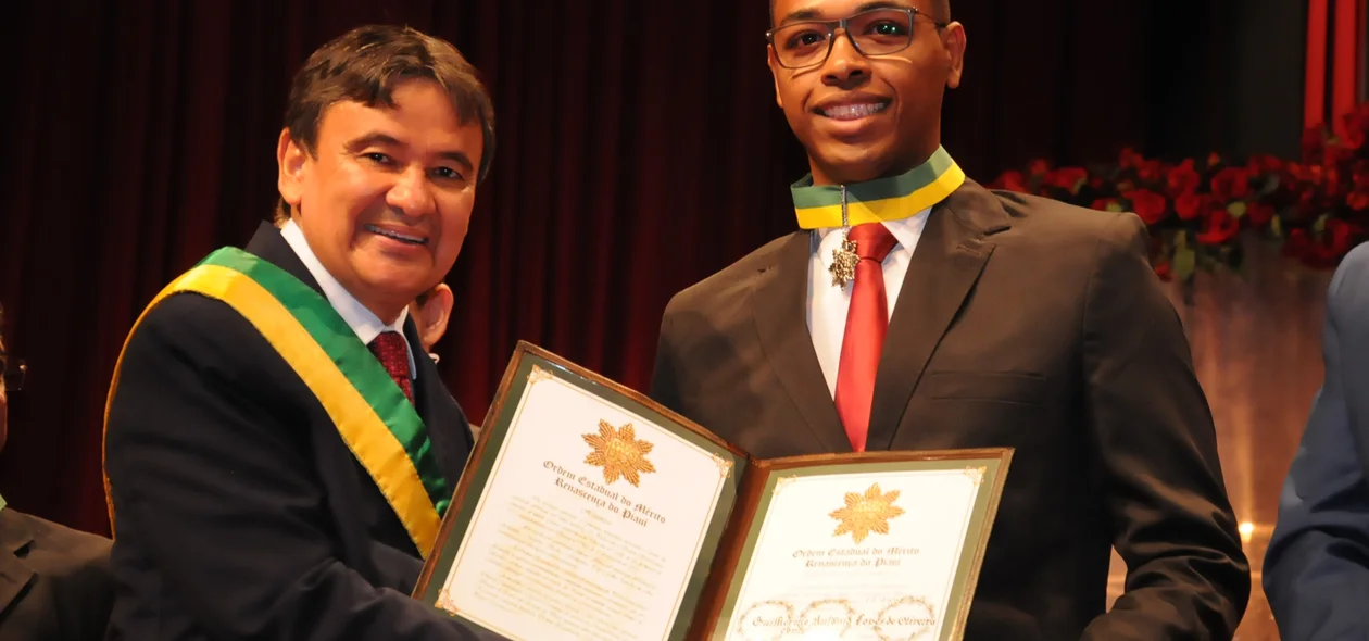 Wellington entrega medalha para  Guilherme Lopes