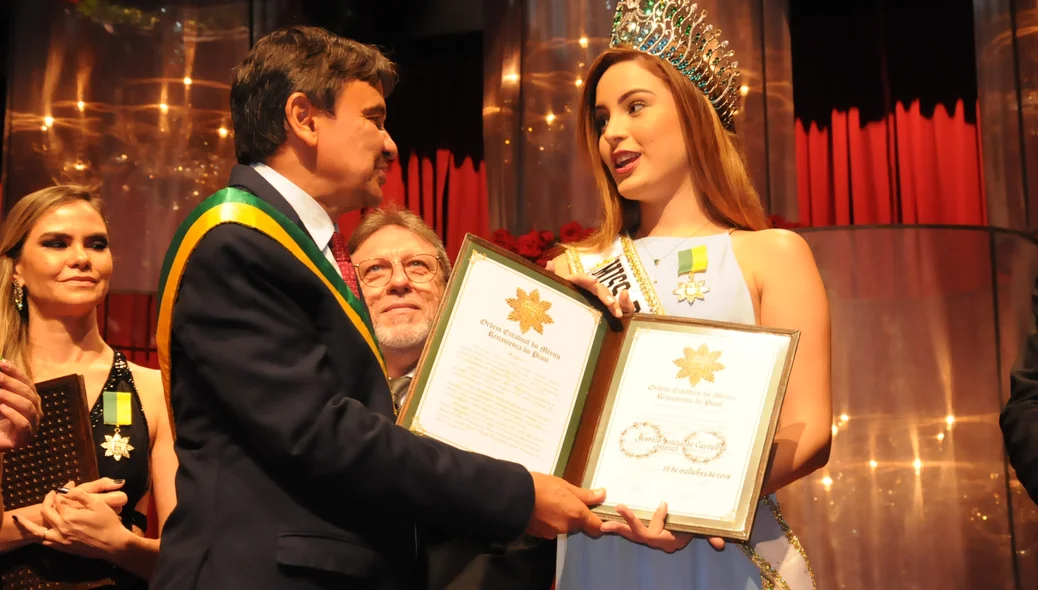 Wellington entrega medalha para Jessica Carvalho