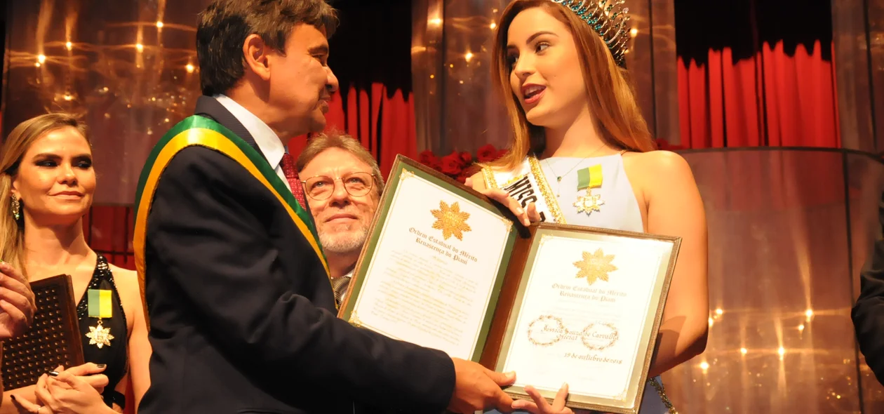 Wellington entrega medalha para Jessica Carvalho