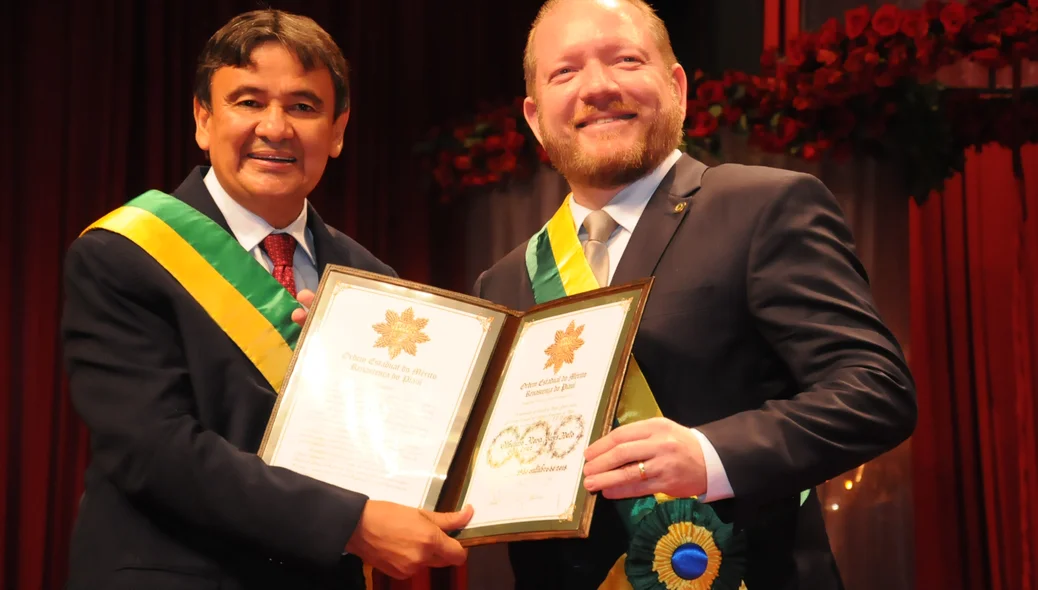 Wellington entrega medalha para Othelino Alves Neto