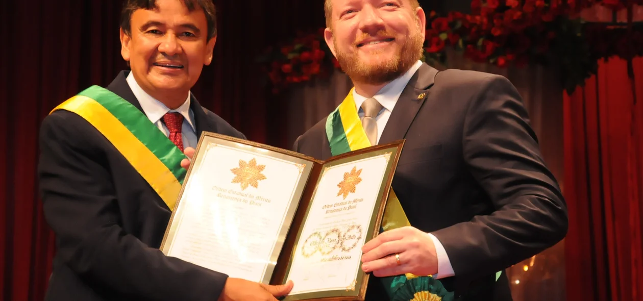 Wellington entrega medalha para Othelino Alves Neto