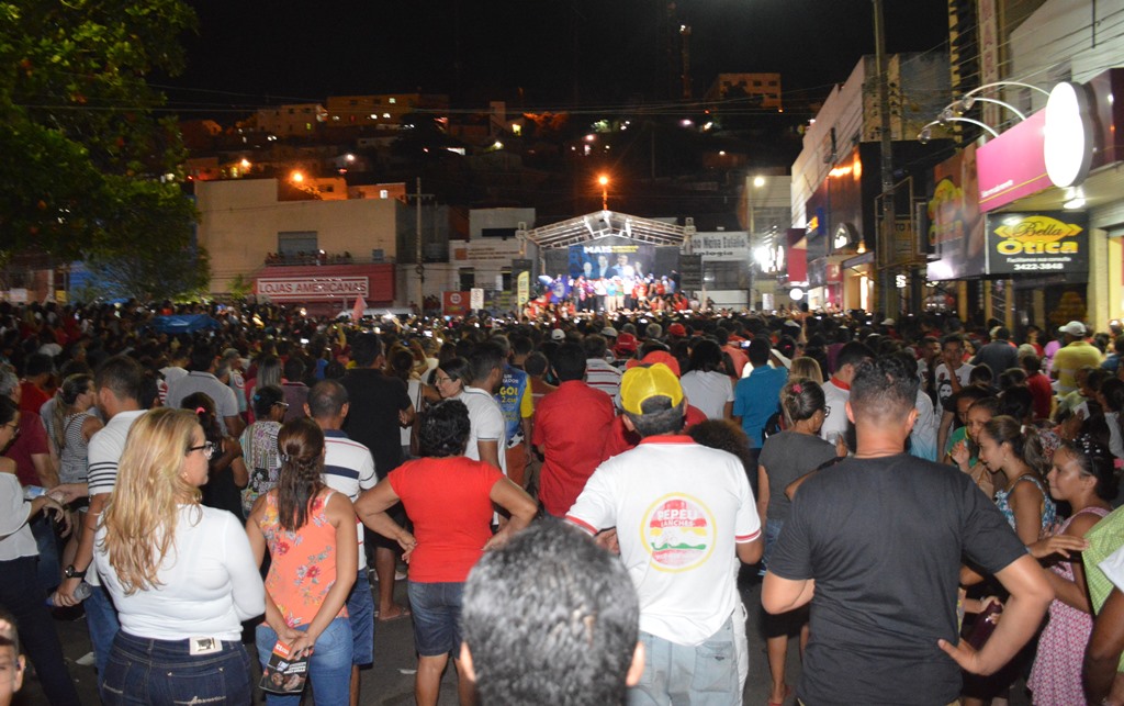 Praça Félix Pacheco ficou lotada