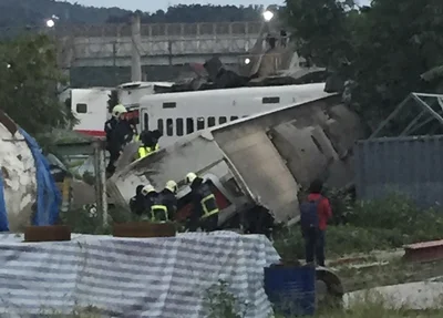 Trem descarrilha e deixa 19 mortos em Taiwan