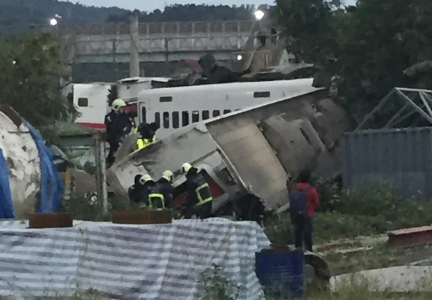 Trem descarrilha e deixa 19 mortos em Taiwan