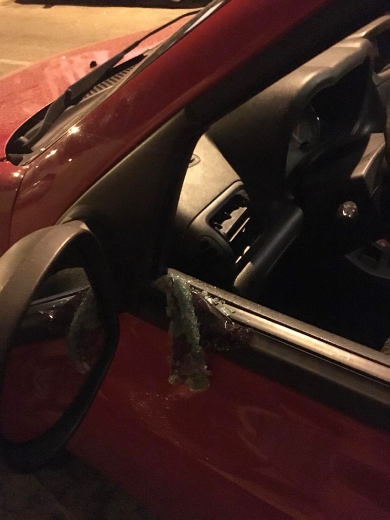 Carro dos jornalistas Pablo Cavalcante e Glenda Uchôa