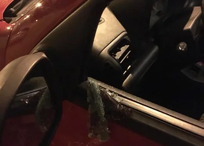 Carro dos jornalistas Pablo Cavalcante e Glenda Uchôa