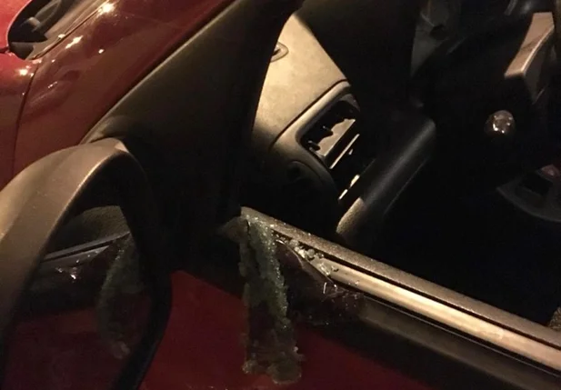 Carro dos jornalistas Pablo Cavalcante e Glenda Uchôa