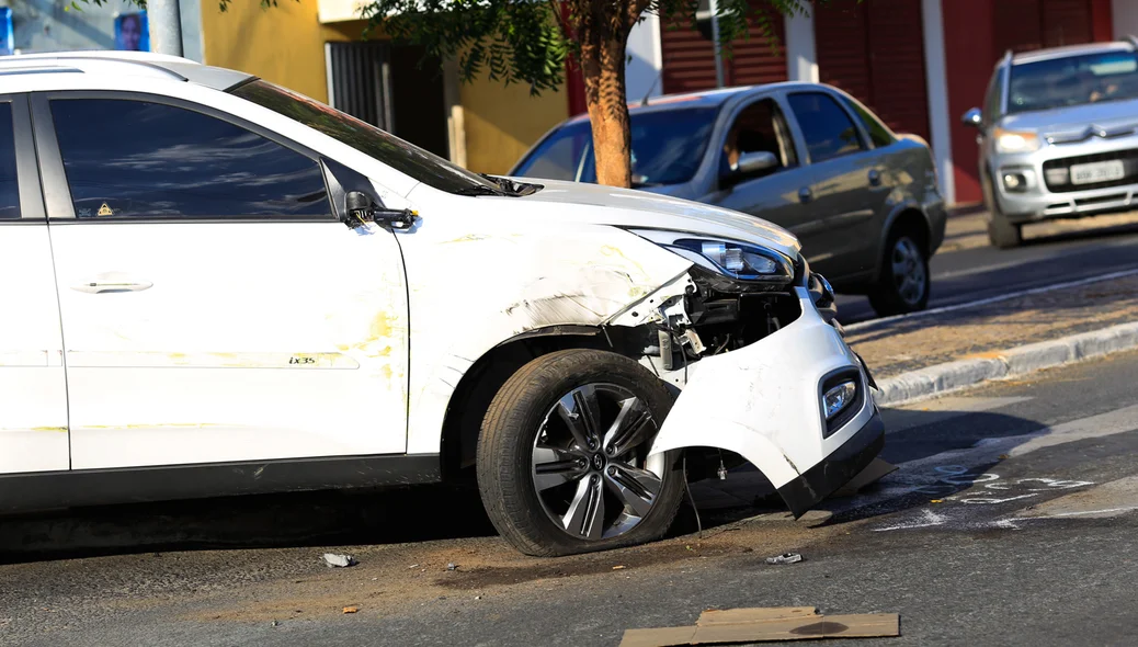 Carro teve a lateral direita destruída