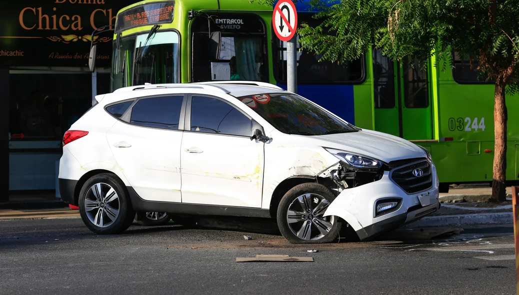 Hyundai ficou com o para-choque destruído 