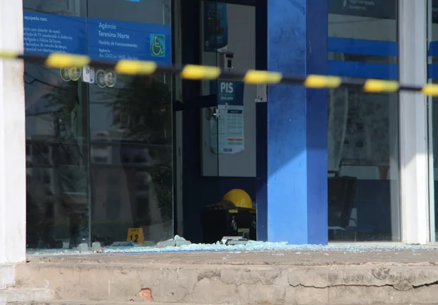 Bandidos explodem caixa eletrônio na Avenida Duque de Caxias