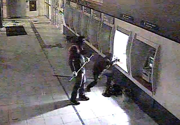 Bandidos são flagrados explodindo caixas eletrônicos na Caixa Econômica Federal