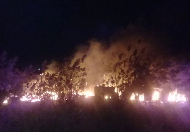 Dupla ateia fogo em residências de rival em Esperantina