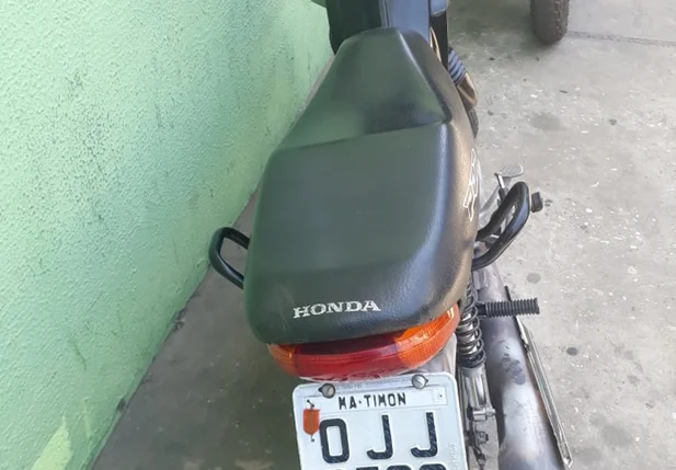 Motocicleta apreendida pela Polícia Militar