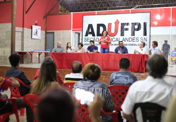 Servidores se manifestam em favor da democracia na Adupi