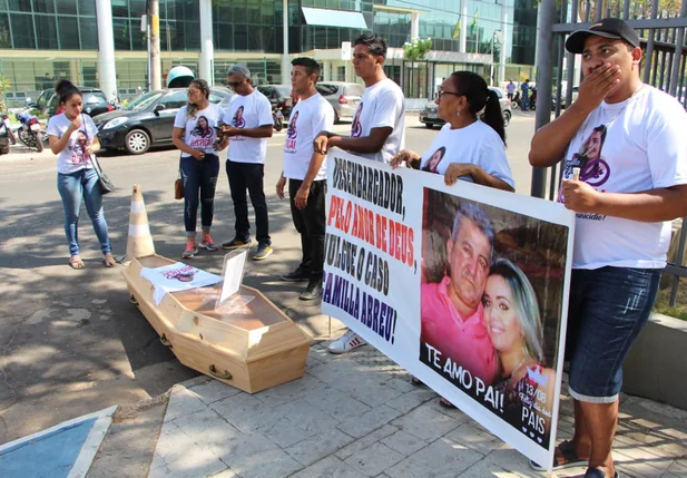 Família de Camilla Abreu realiza ato em frente ao TJ