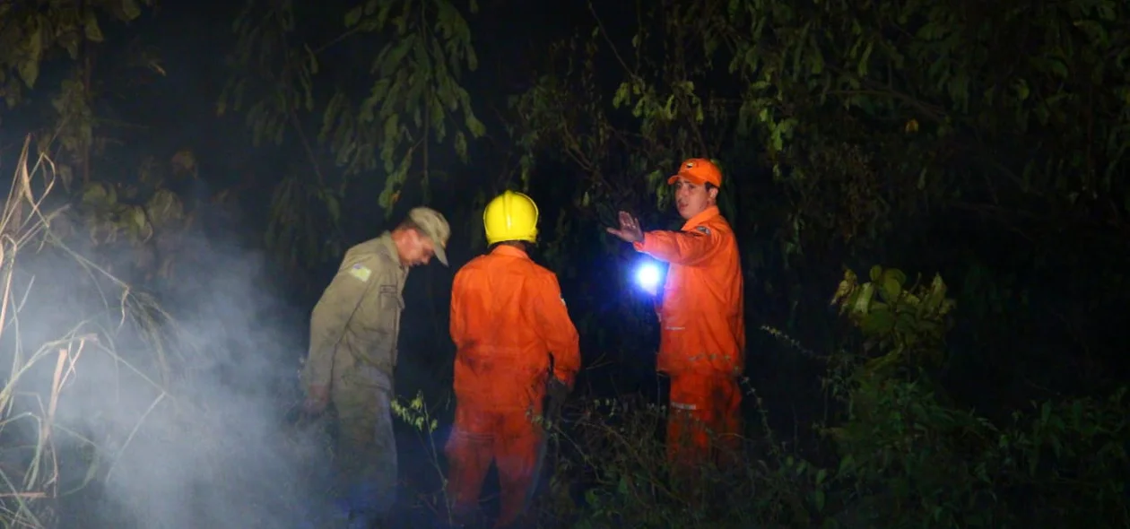 Bombeiros apagando o fogo