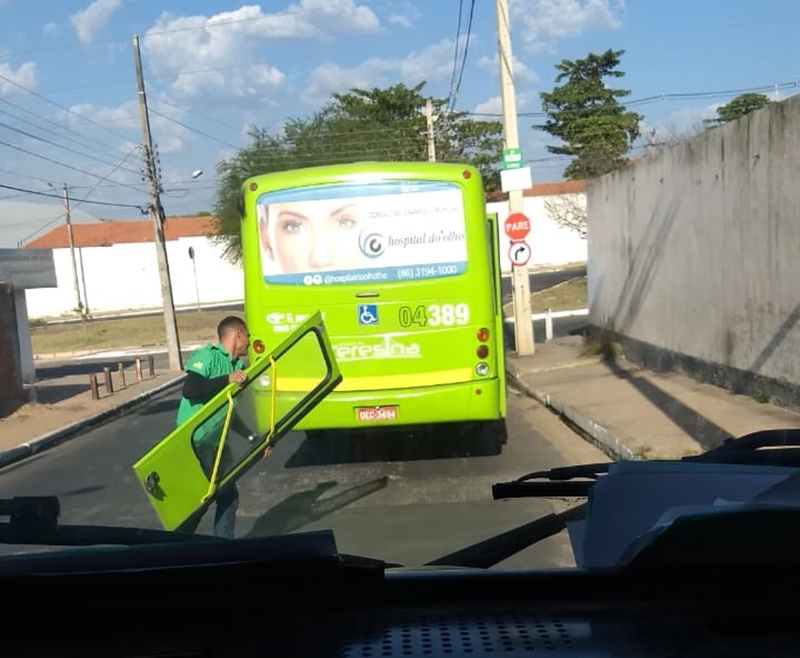 O ônibus foi levado para a garagem da empresa