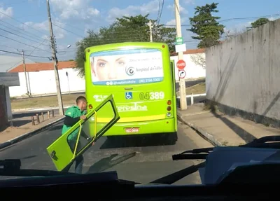 O ônibus foi levado para a garagem da empresa