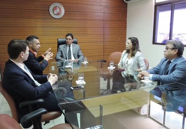 Reunião entre o procurador-geral Cleandro Moura e o secretário de Segurança, coronel Rubens Pereira