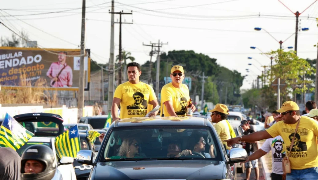 A carreata contou com vários carros e motos