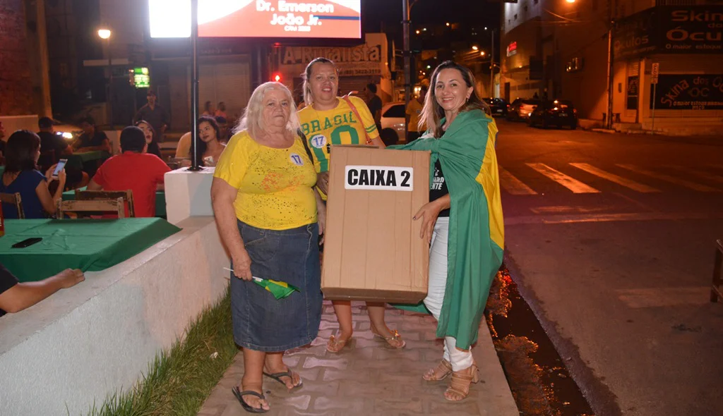 Até o Caixa Doas apareceu na carreata