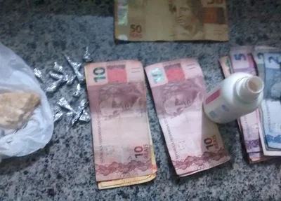 Foram apreendidos 15 pedrinhas análogas a crack e um pedra maior com aproximadamente 20 gramas da mesma substância e a quantia de 190 reais em dinheiro trocado.