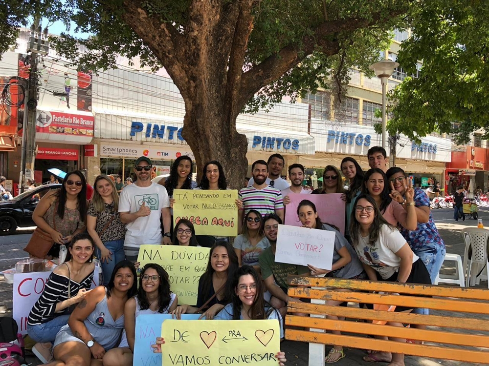 Jovens conversam com eleitores indecisos na Praça Rio Branco