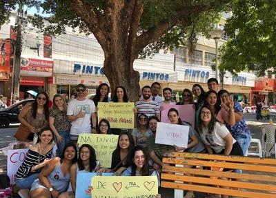 Jovens conversam com eleitores indecisos na Praça Rio Branco