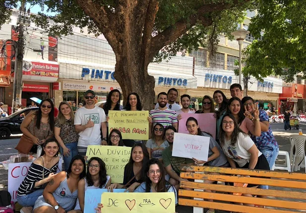 Jovens conversam com eleitores indecisos na Praça Rio Branco