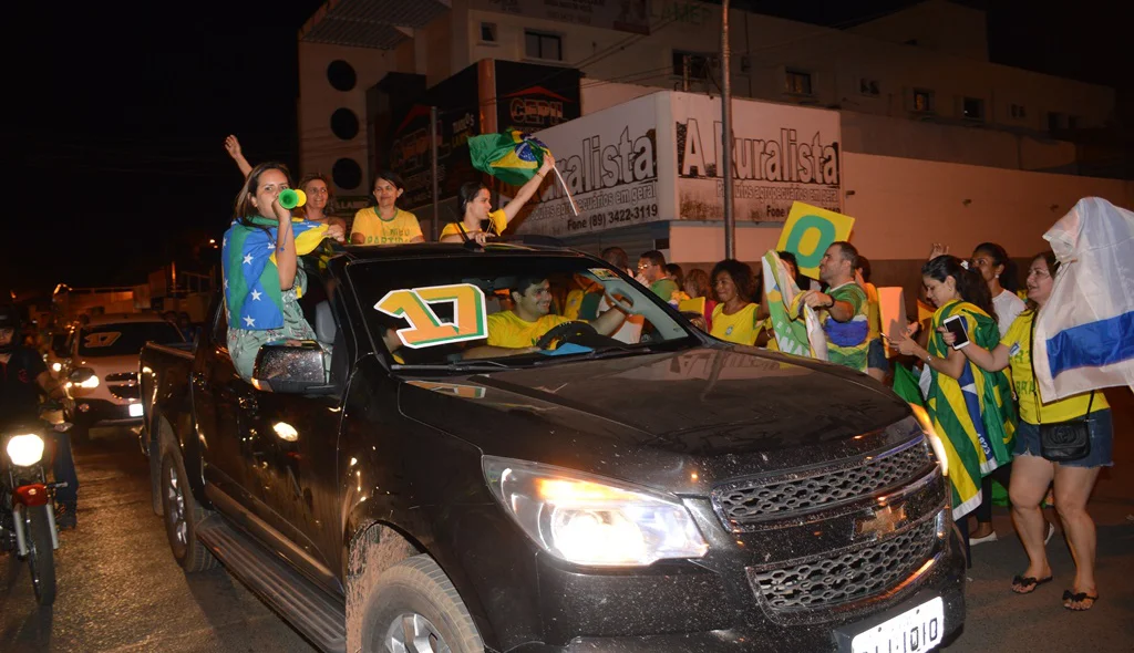 Jovens manifestam apoio a Bolsonaro