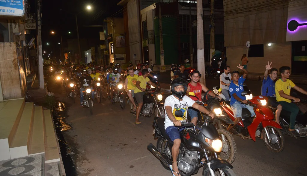 Motoqueiros seguem na frente da carreata