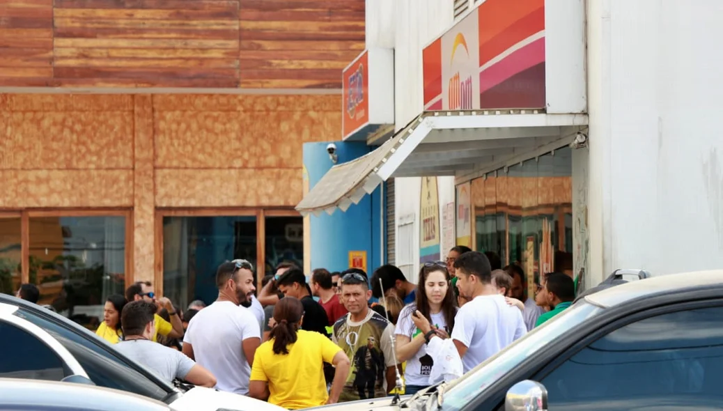 Os apoiadores se reuniram as 15h deste sábado