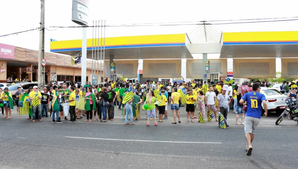 Os apoiadores se reuniram na avenida Zequinha Freire