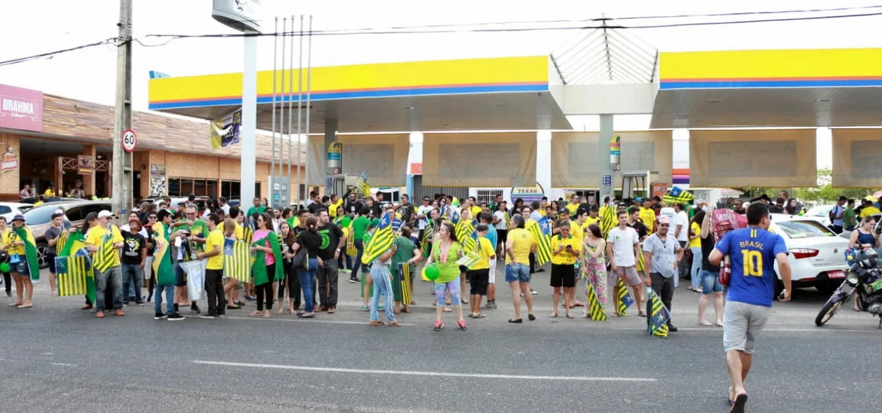 Os apoiadores se reuniram na avenida Zequinha Freire