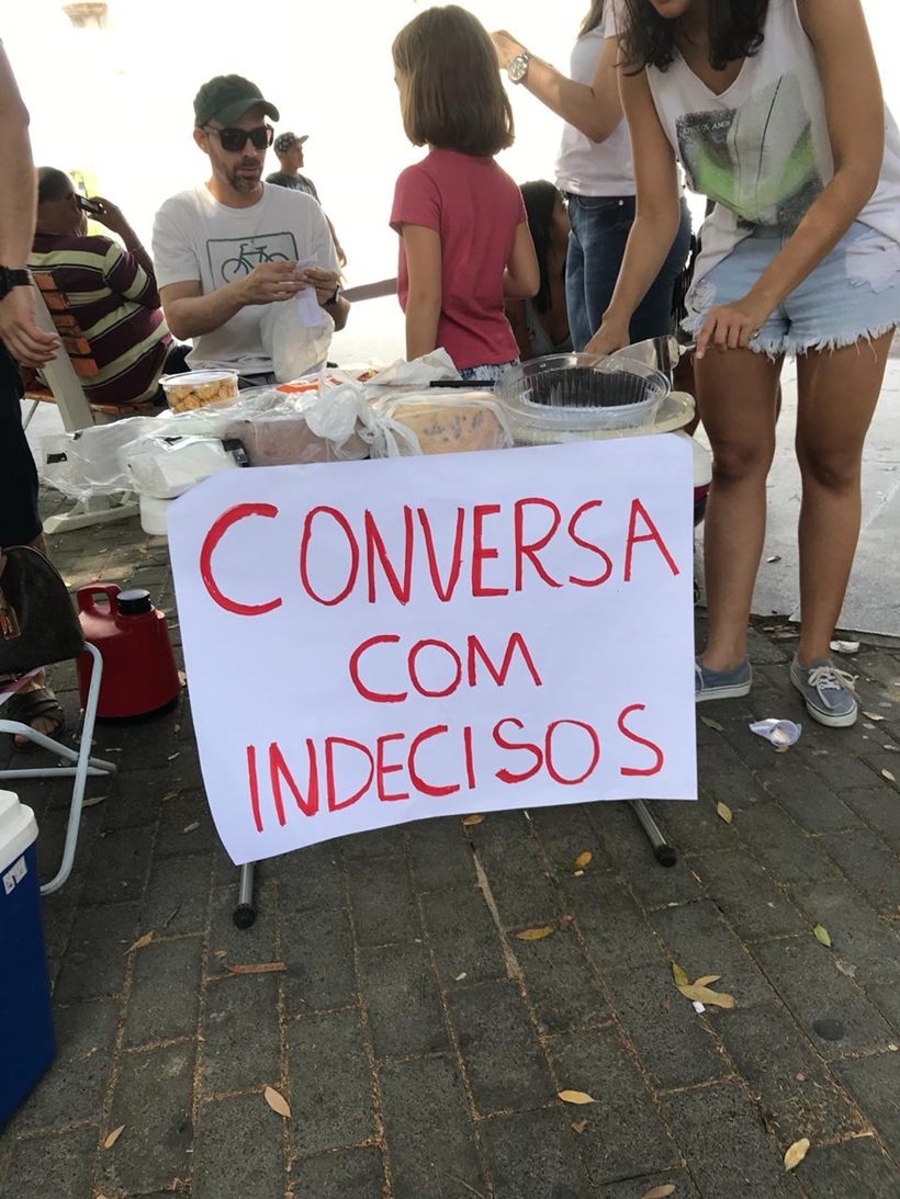 Os jovens levaram bolos e café para tentar aproximação com os eleitores