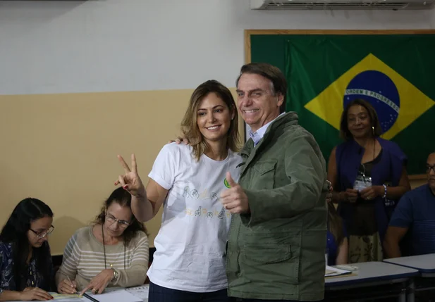 Bolsonaro e a esposa 