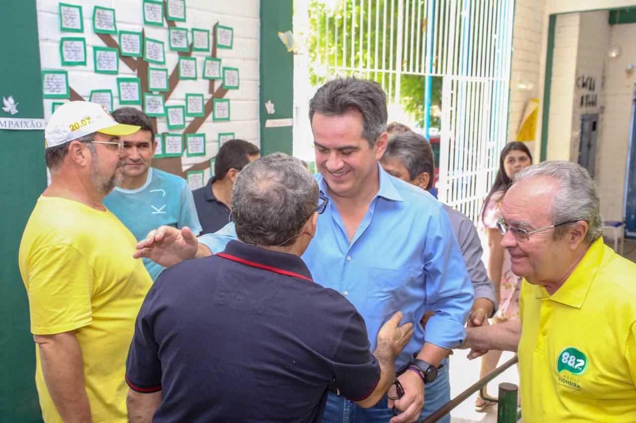 Ciro Nogueira chega para votar na Unidade Escolar José Amável