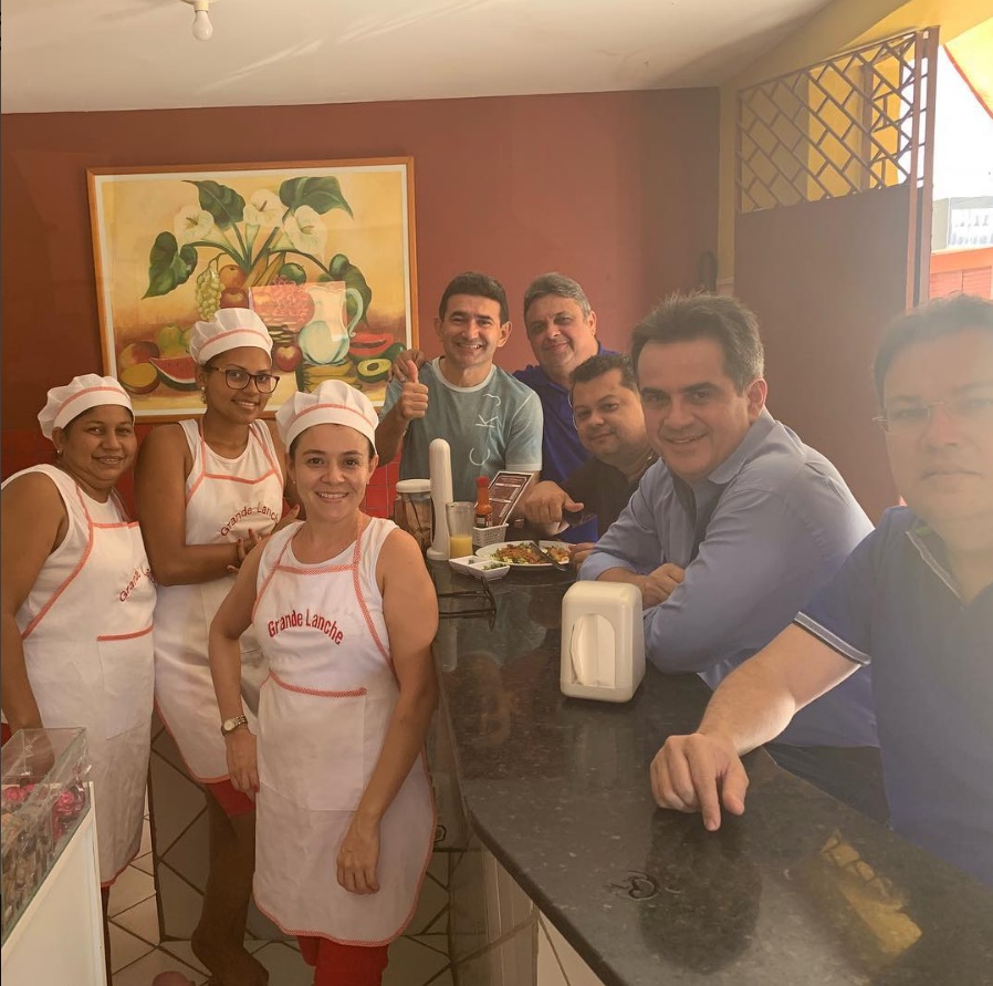 Ciro Nogueira come cachorro-quente no Mercado do Mafuá 
