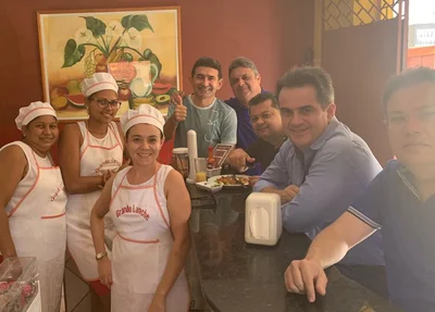 Ciro Nogueira come cachorro-quente no Mercado do Mafuá