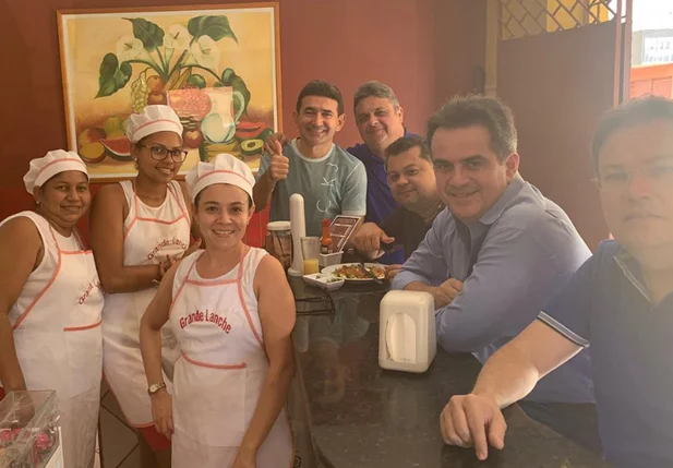 Ciro Nogueira come cachorro-quente no Mercado do Mafuá