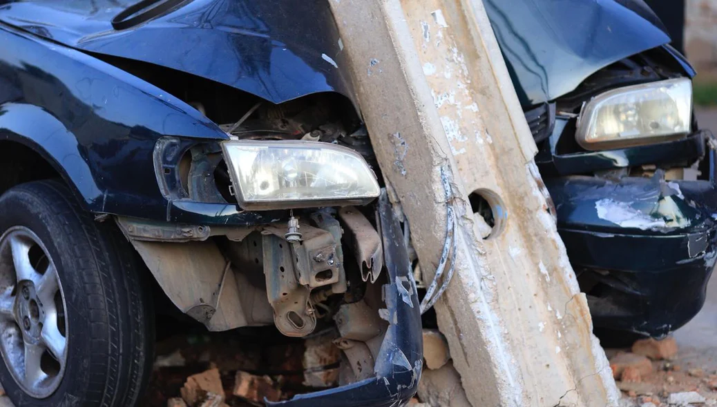 Dianteira do veículo ficou destruída