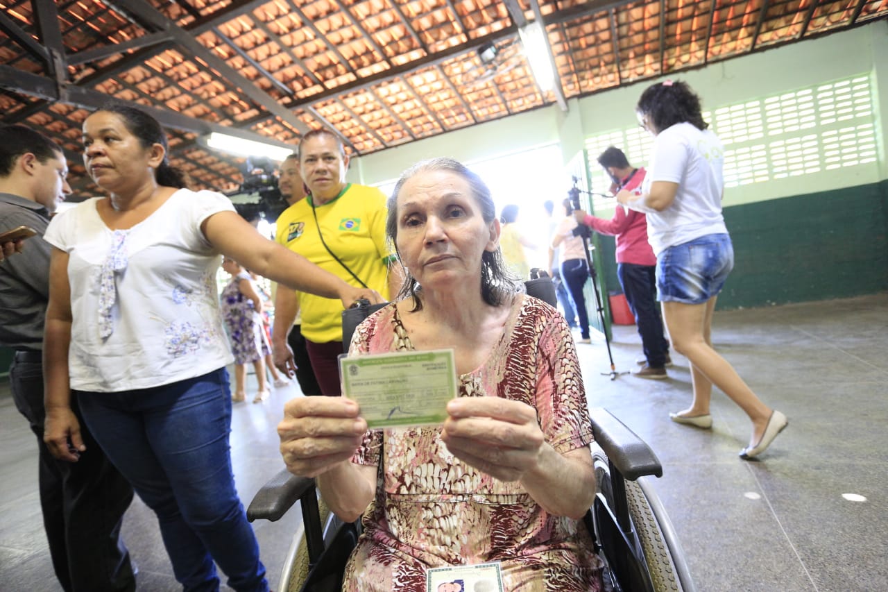 Idosa durante votação