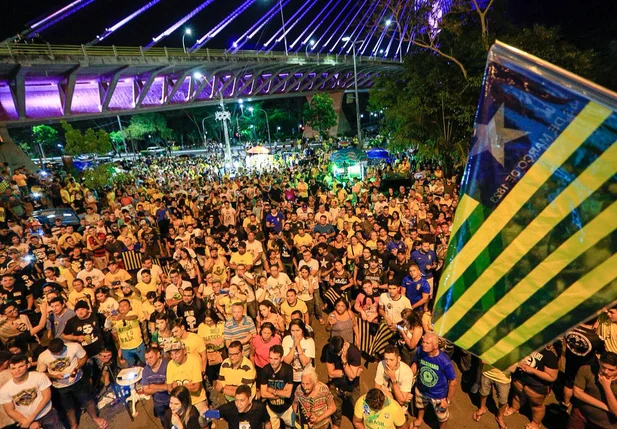 Eleitores de Bolsonaro fazem festa na Ponte Estaiada