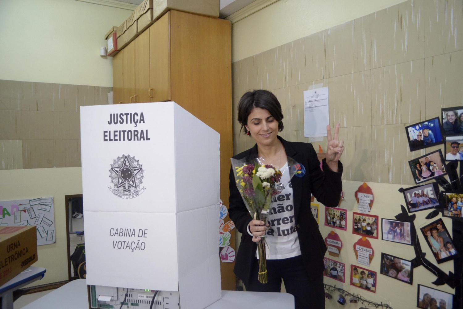 Manuela D Avila vota em Porto Alegre
