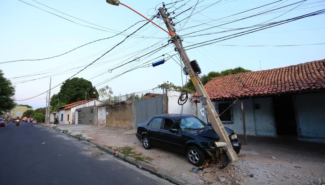 Motorista do corolla colidiu o veículo em um poste