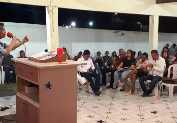 Pastora Chaguinha ministrando a palavra do culto especial