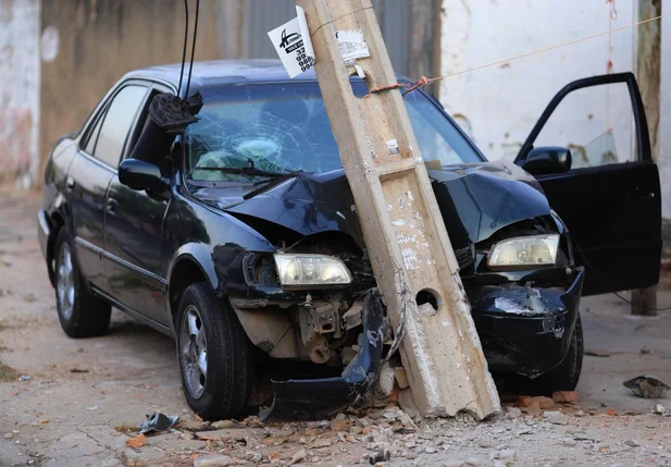 Homem rouba carro e colide em poste na zona norte de Teresina
