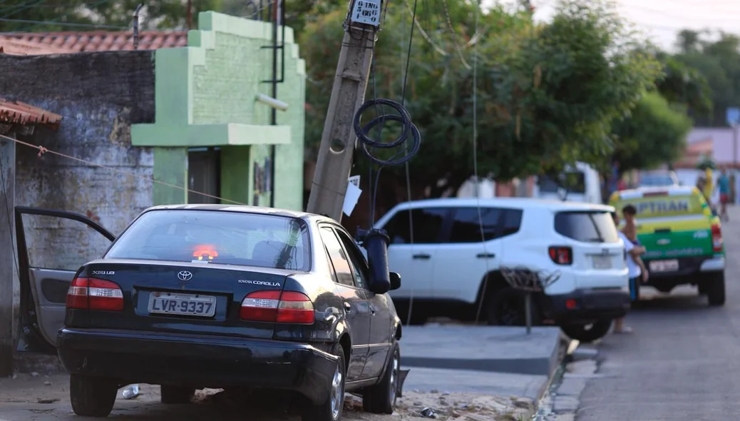 Veículo ficou parcialmente destruído